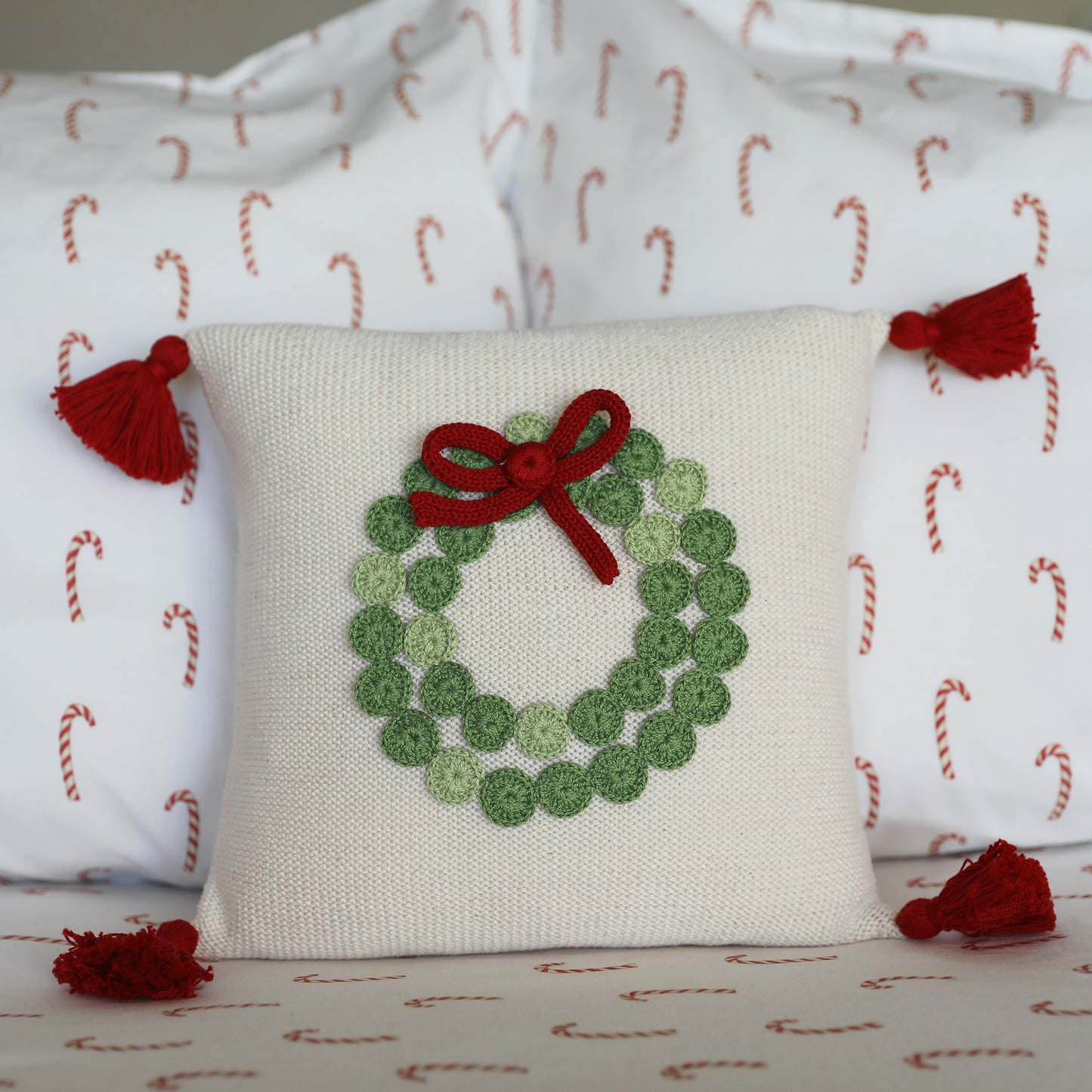 10-Inch Green Wreath Pillow – Ecru Decorative Throw Cushion for Cozy Home