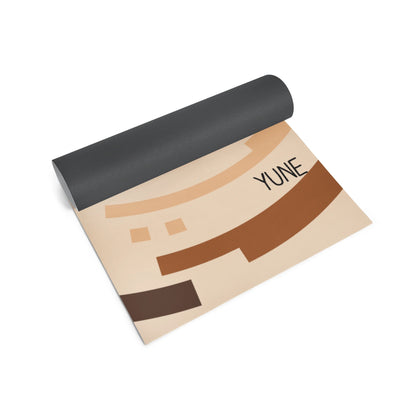 Yogamatte mit 'YUNE' Aufdruck auf einem weißen Hintergrund