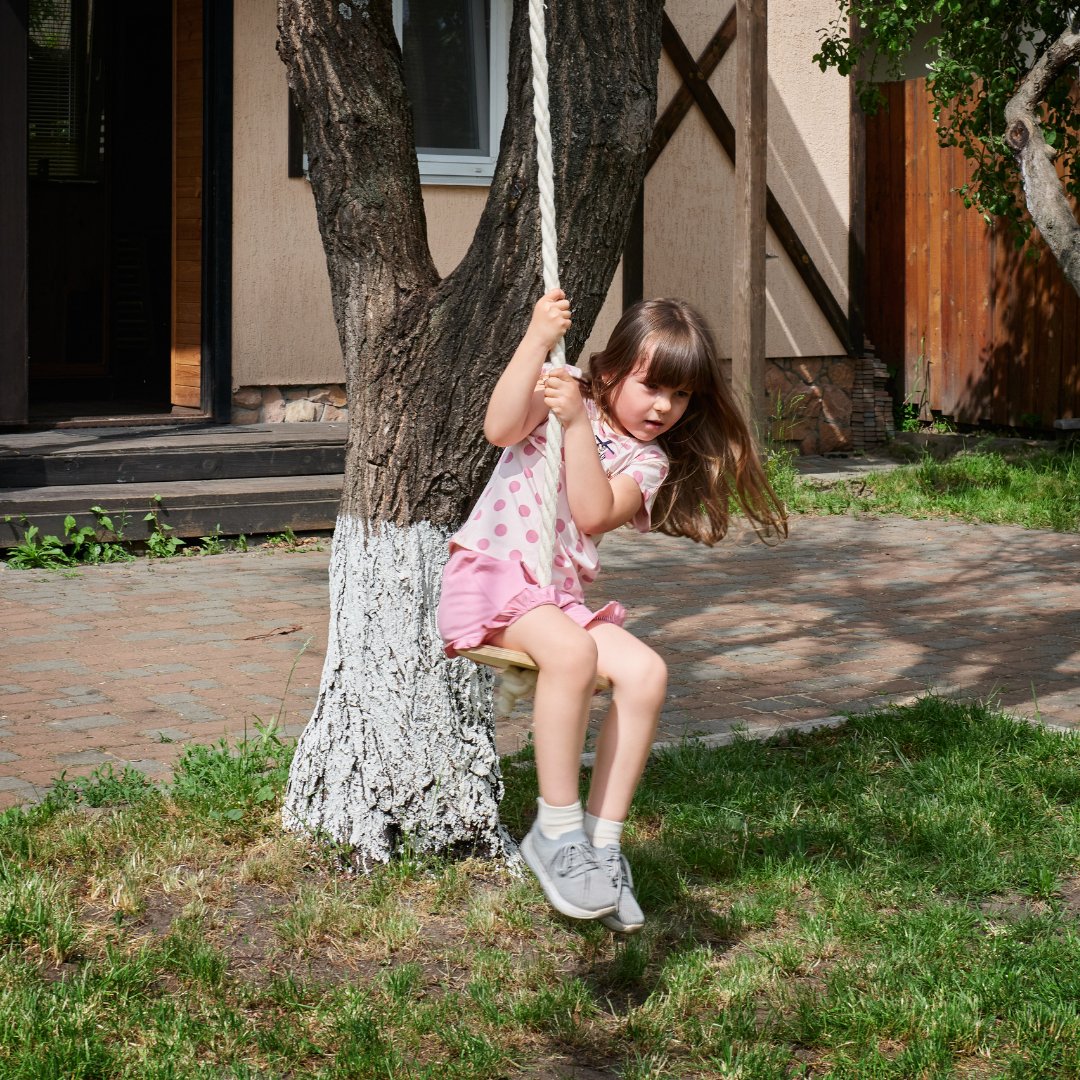 Wooden rope swing for kids by Goodevas